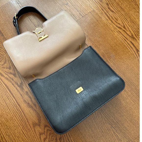 BURBERRY
TB bag leather handbag from Burberry is timeless, classic and beautiful - Picture 2 of 8